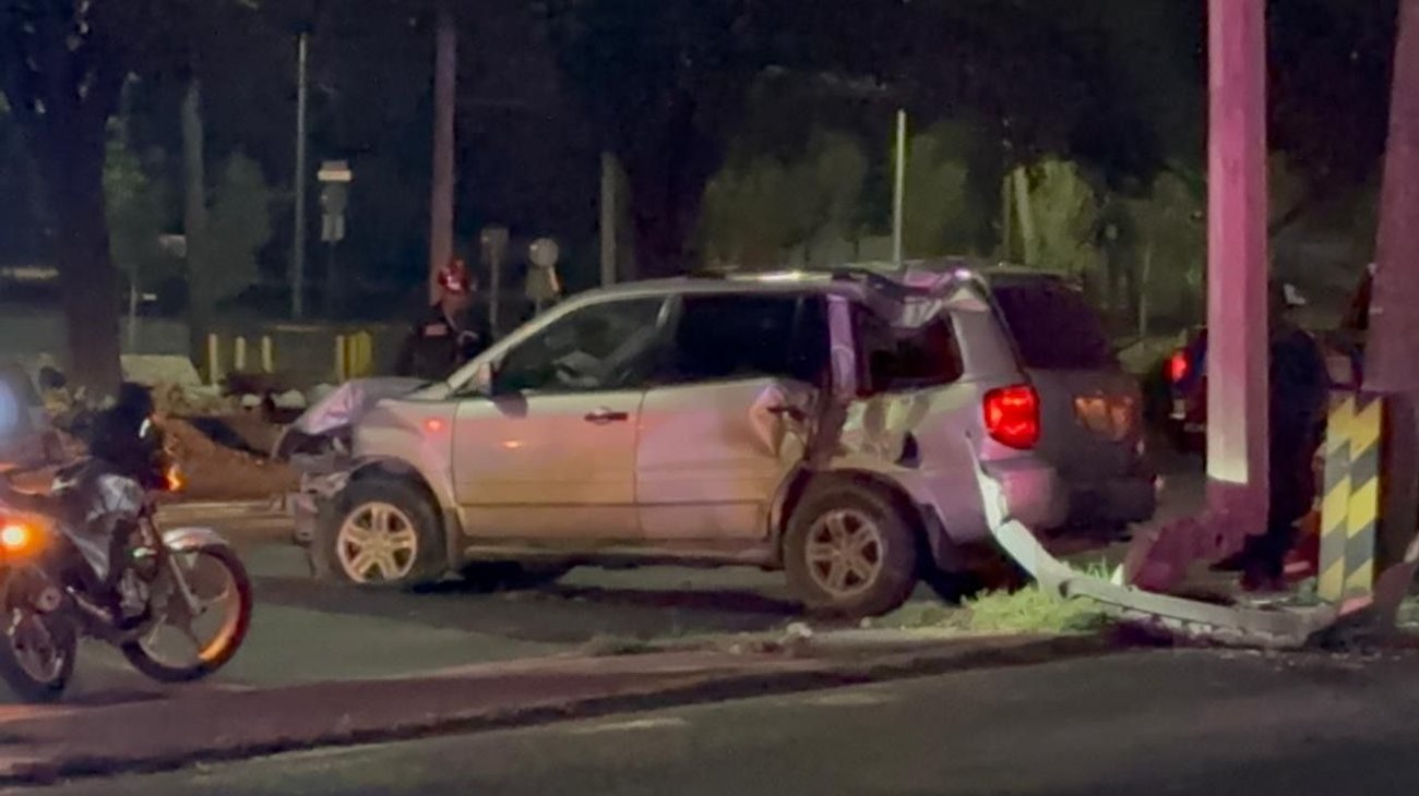 Se distrae con el celular y choca en Garza Sada
