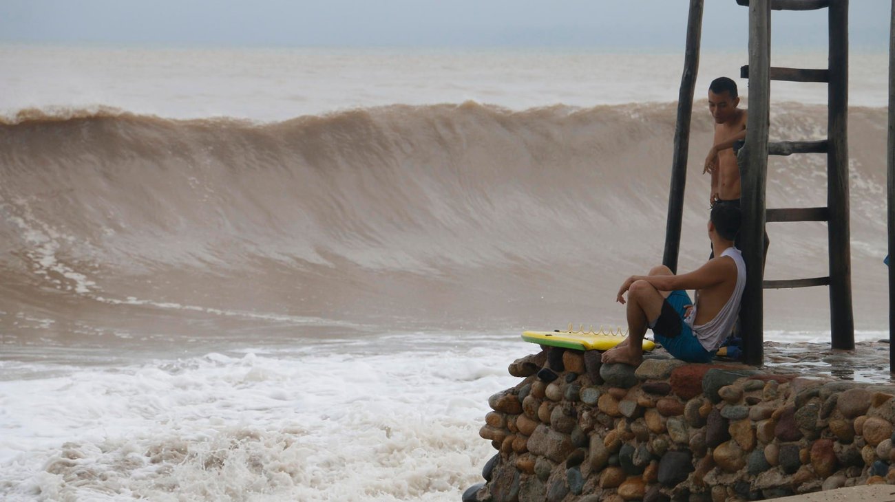 Priscilla provoca lluvias intensas y alto oleaje en el Pacífico