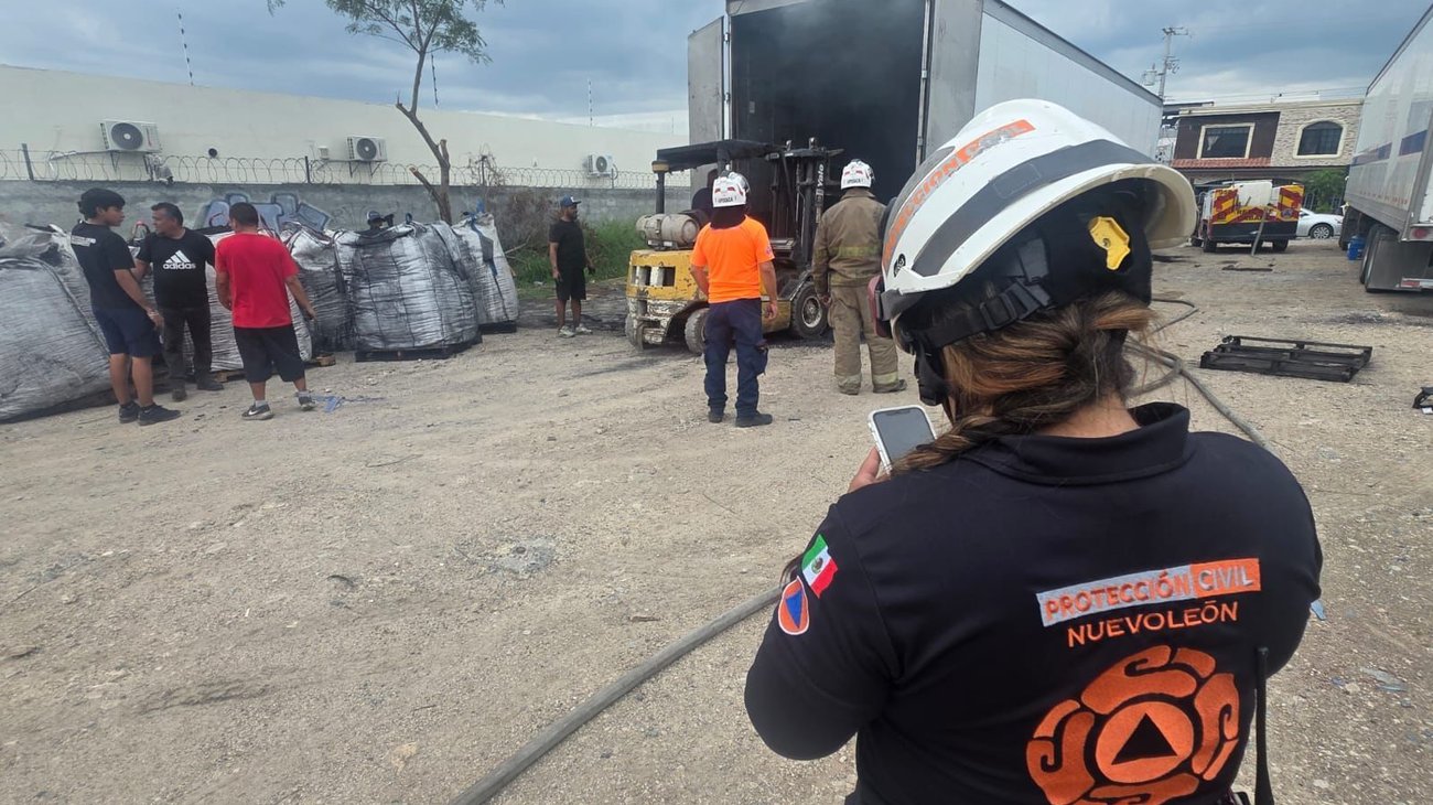 Arde tráiler en Apodaca y moviliza por riesgo de propagación