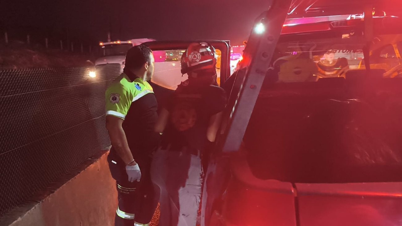 Vehículo queda atrapado entre dos tráileres en Libramiento
