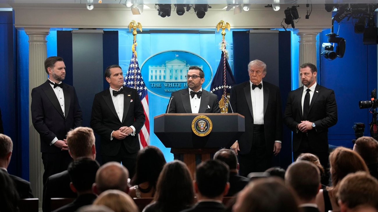 Trump dice que tirador "estaba muy lejos" de él tras el tiroteo