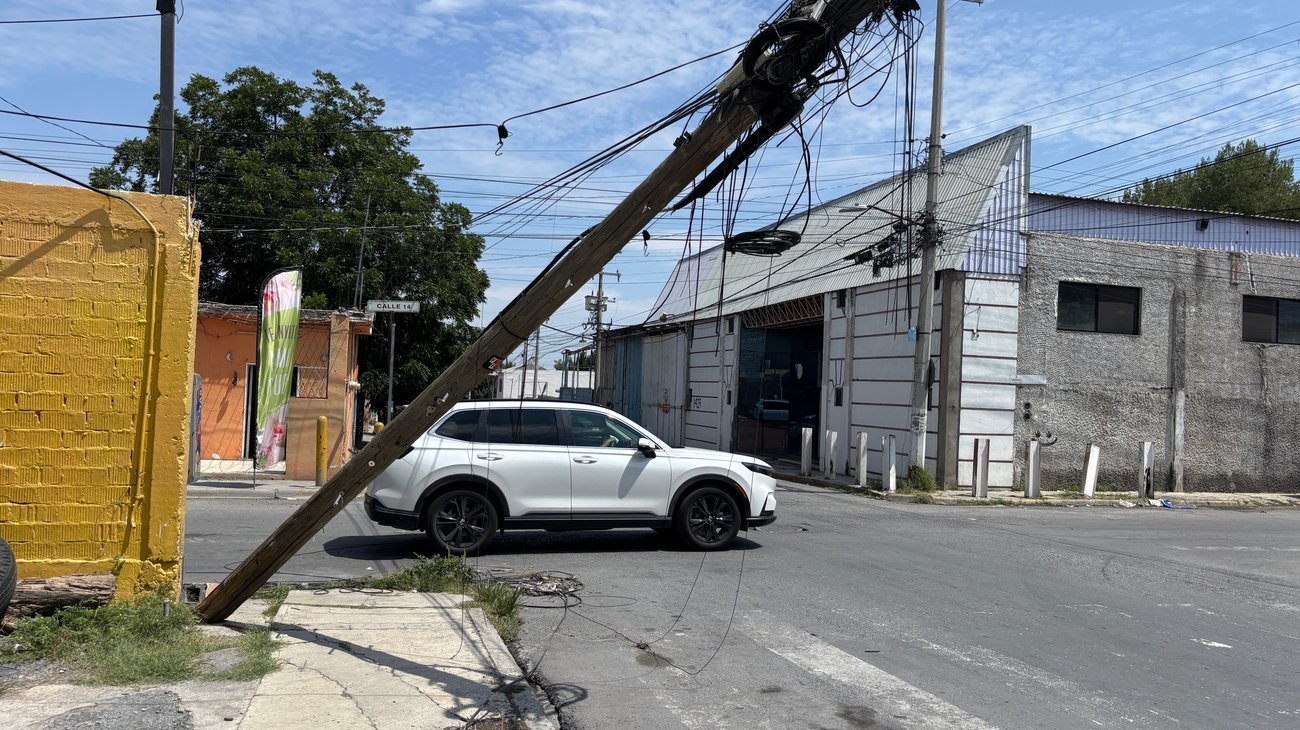 Choque daña vivienda y negocio en la colonia Vista Hermosa