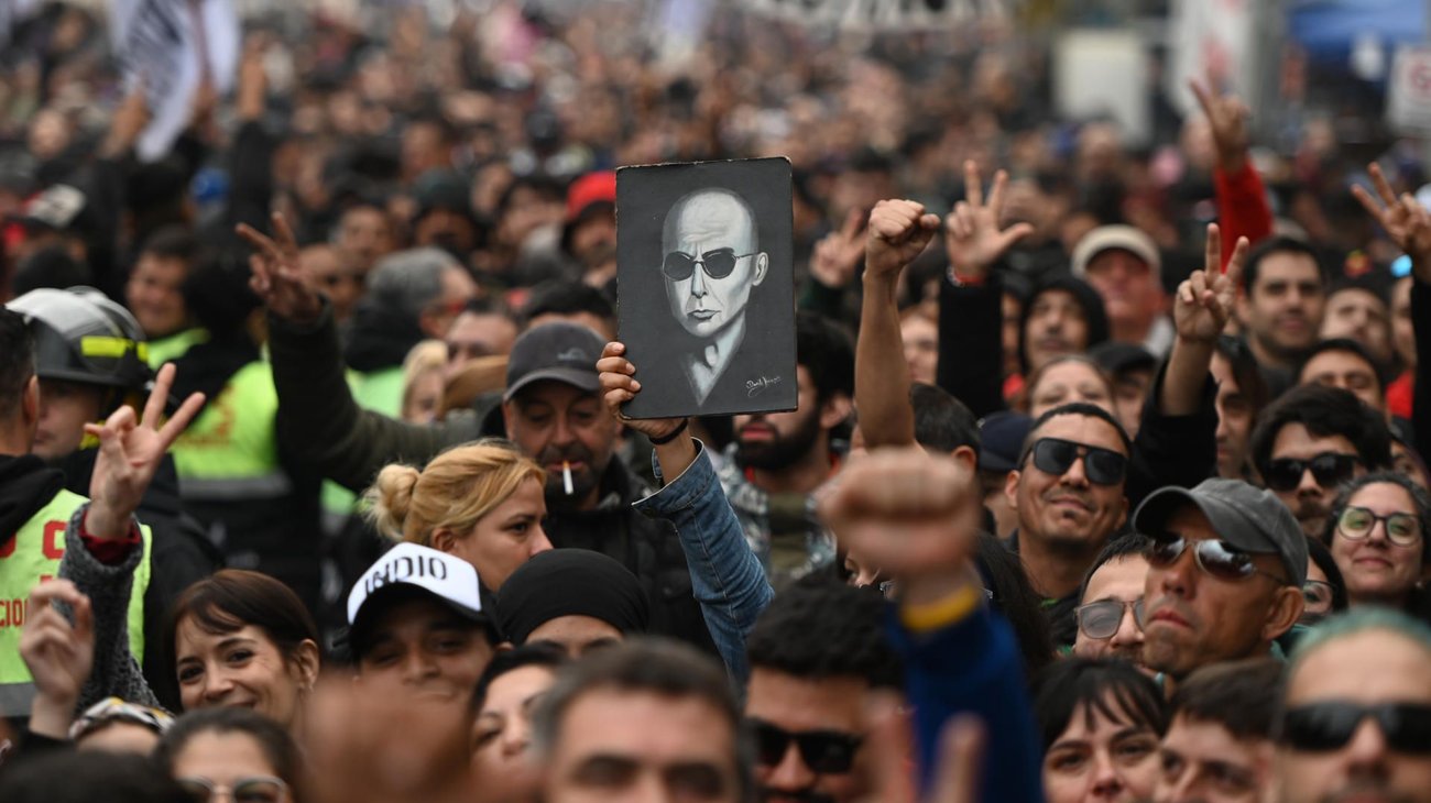 Miles de fans dan el último adiós al 'Indio' Solari