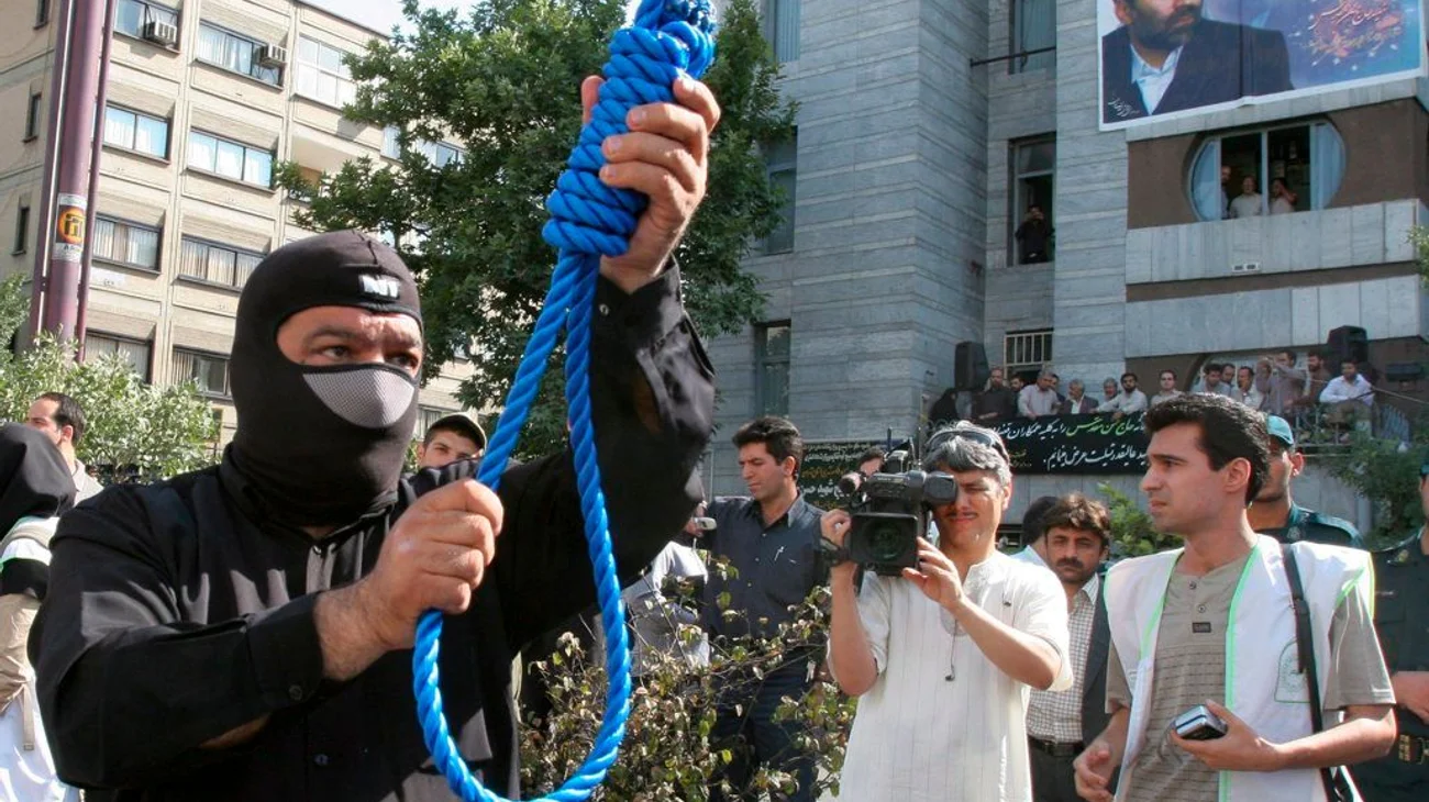Irán ejecuta en público a un joven por asesinar a abogado