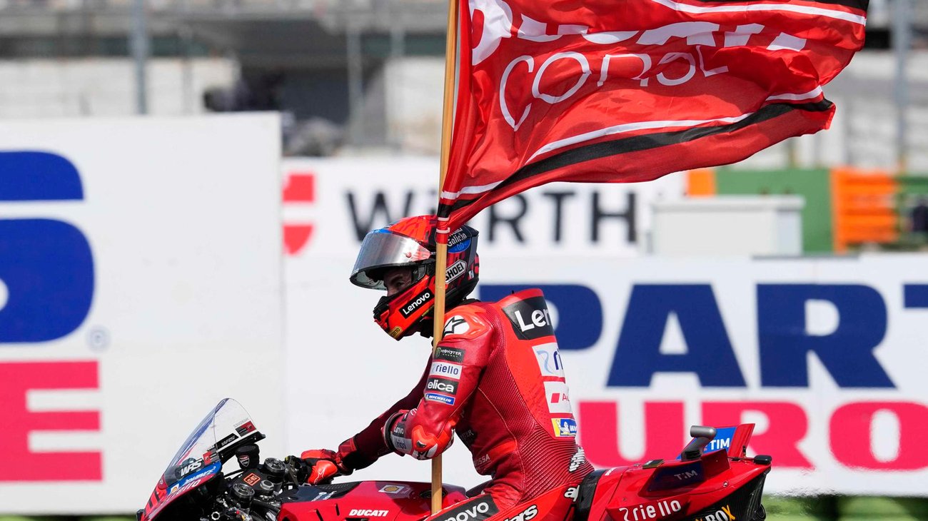 Marc Márquez gana Gran Premio de San Marino pese a caída 