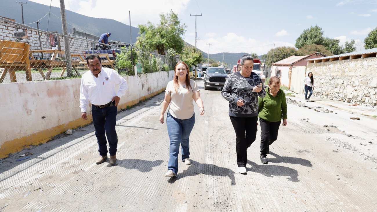 Arteaga pavimenta con concreto hidráulico la comunidad Los Lirios