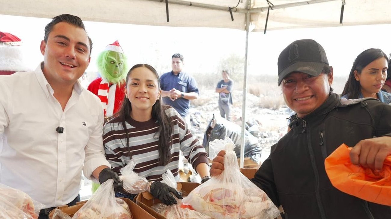 Manuel Guerra reparte cenas navideñas y juguetes a familias