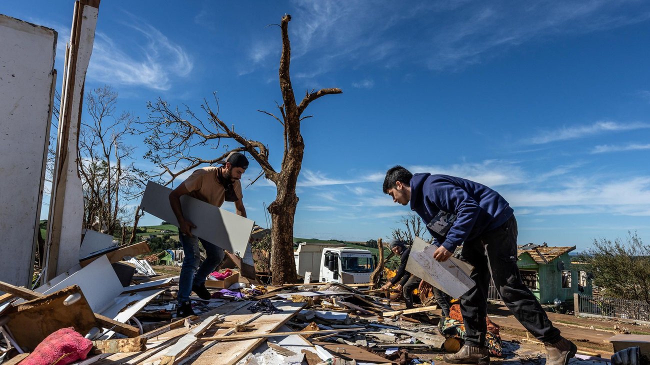 Ciudad destruida por un tornado en Brasil comienza a reerguirse