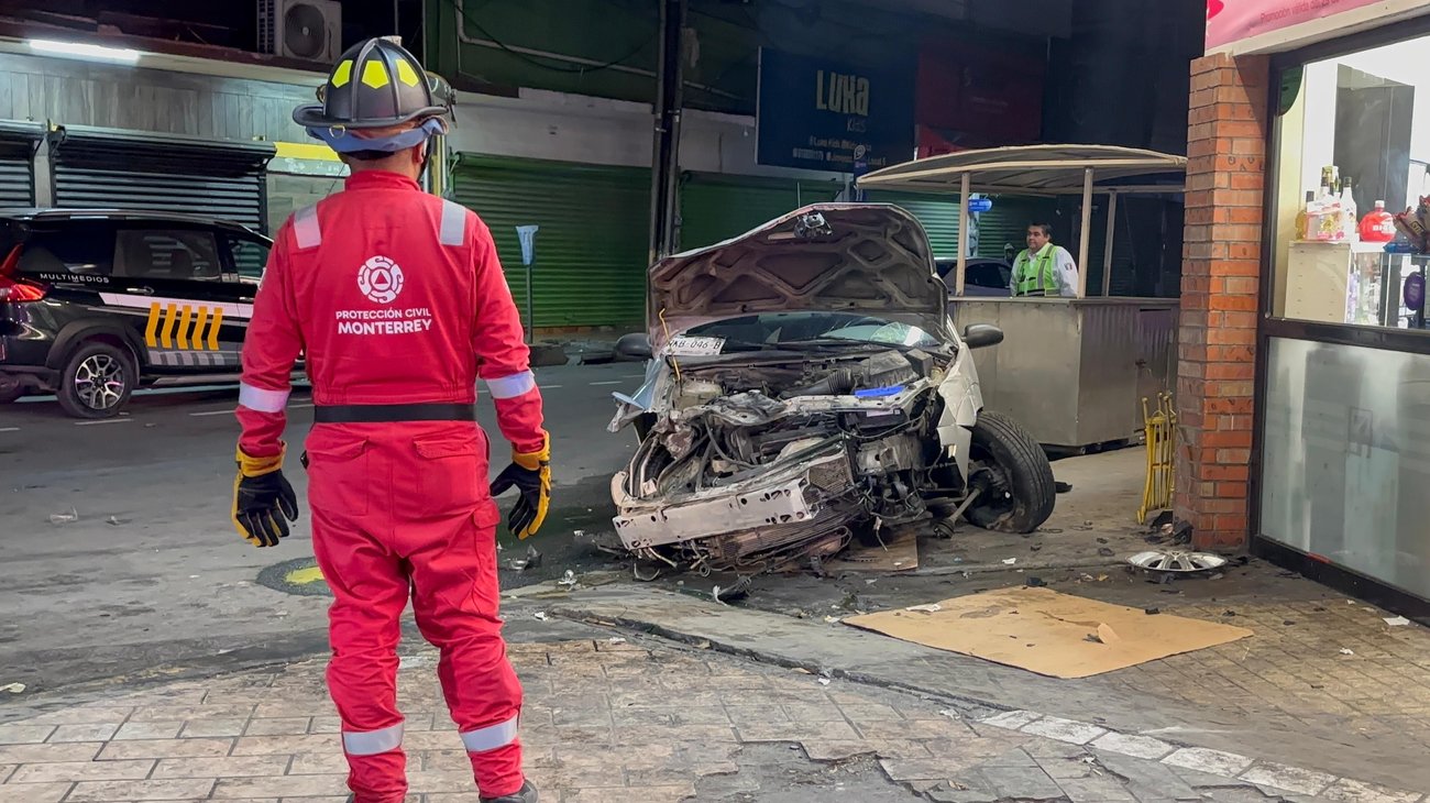 Choca, huye y vuelve a chocar en el centro de Monterrey