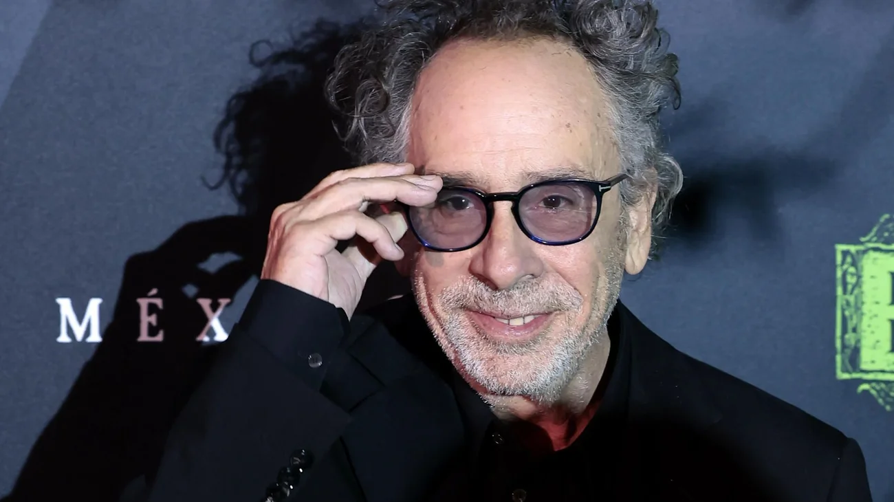 Tim Burton recibe su estrella en el Paseo de la Fama