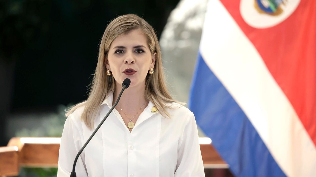 Toma posesión presidenta de Costa Rica y protege a exmandatario