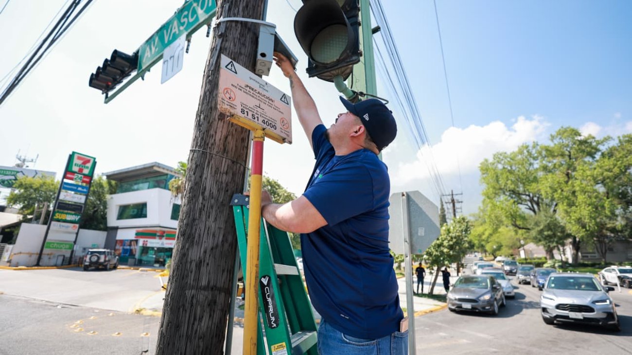 Modernizan red de semáforos en San Pedro para agilizar traslados