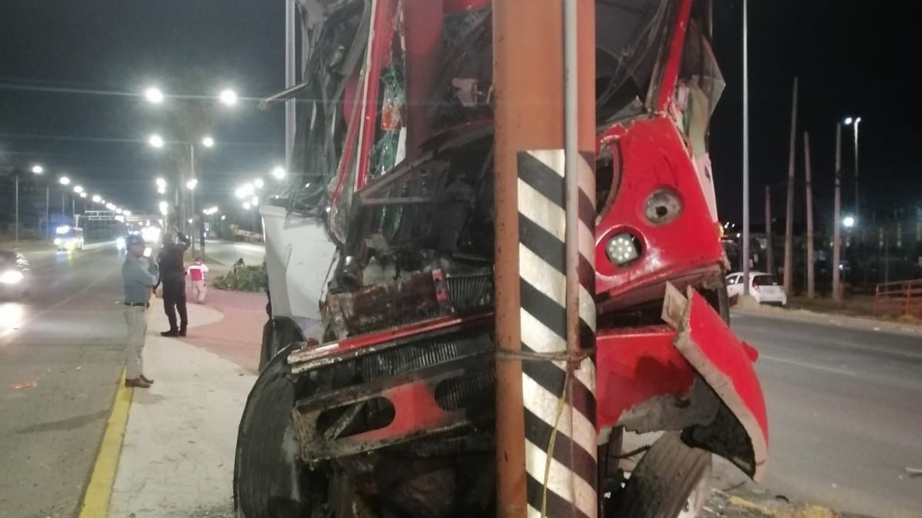 Camión de ruta choca contra puente y deja un herido