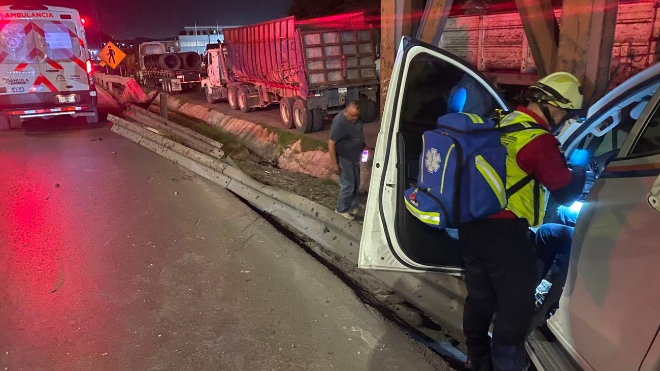 Conductor choca contra puente peatonal en Ramos Arizpe