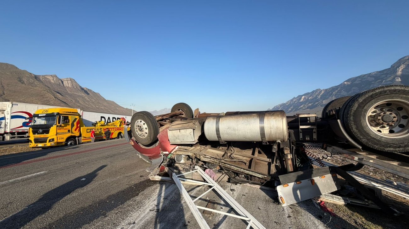 Vuelca tractocamión en Santa Catarina; no hay lesionados