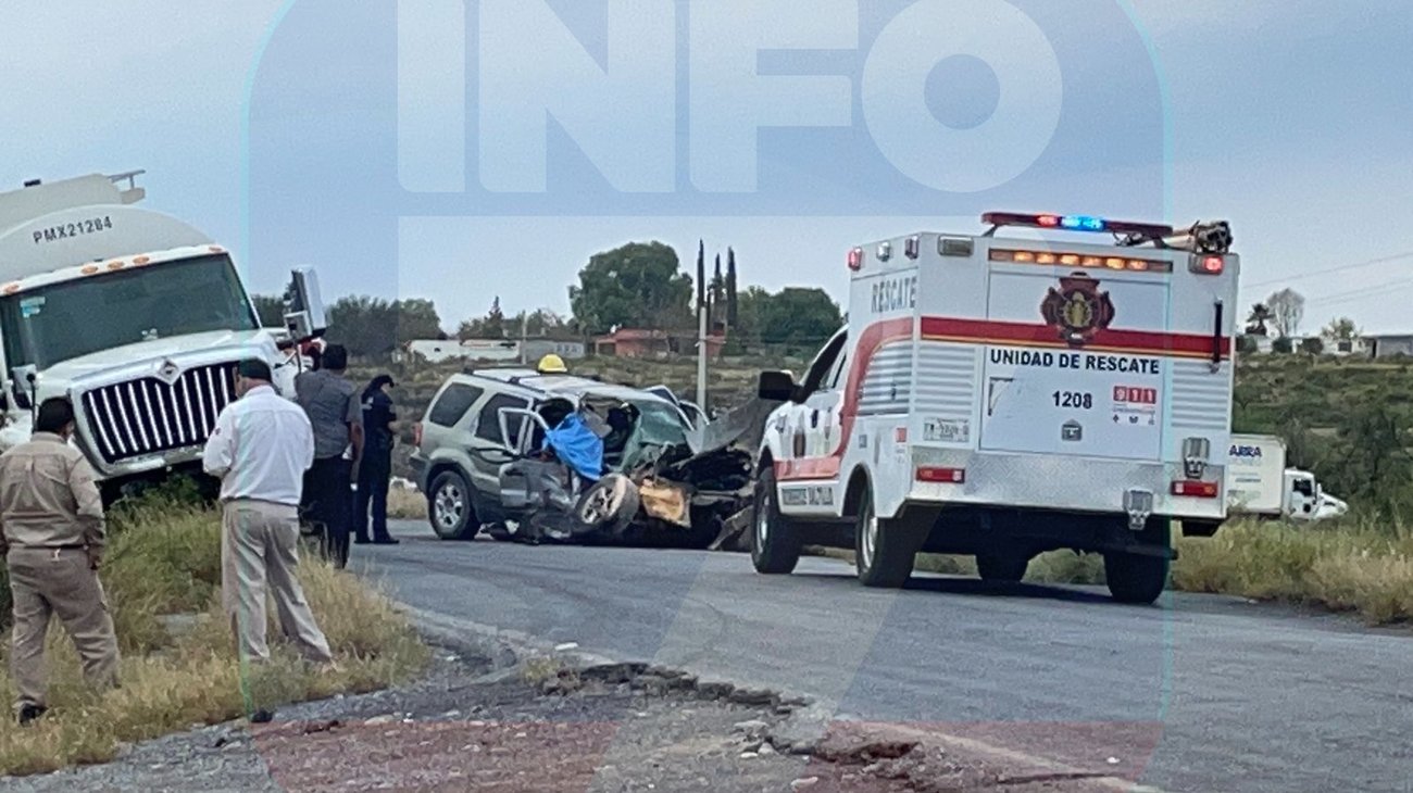 Choque frontal entre pipa y camioneta deja dos mujeres sin vida 