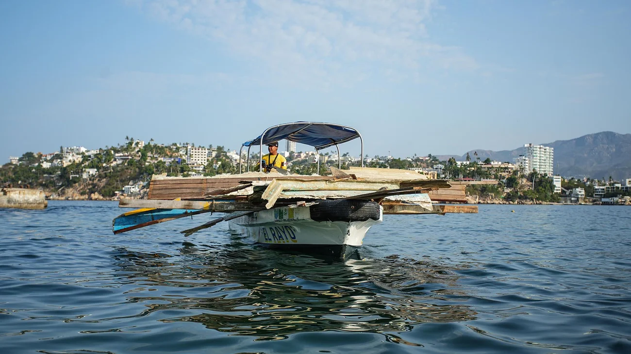 Buzos sacan restos de barcos hundidos a más de un año de Otis