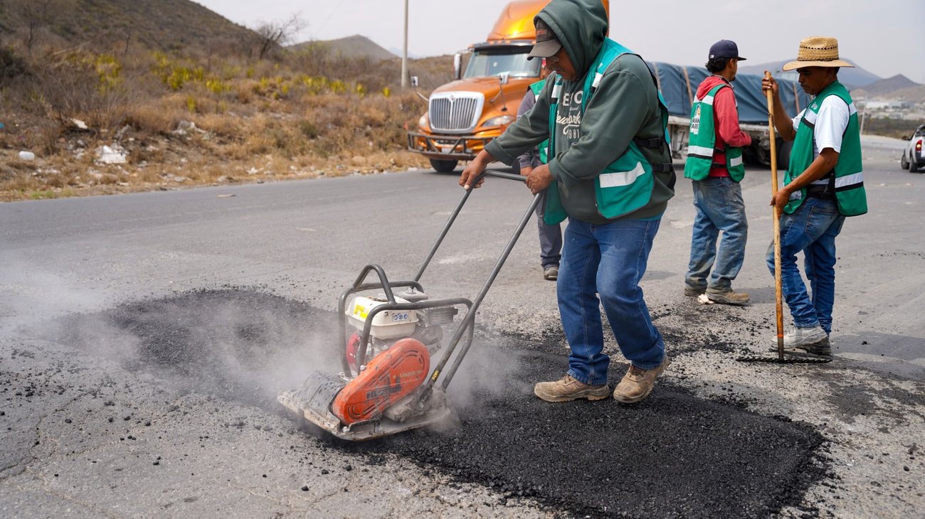 Intensifican bacheo y limpieza en colonias de Ramos Arizpe