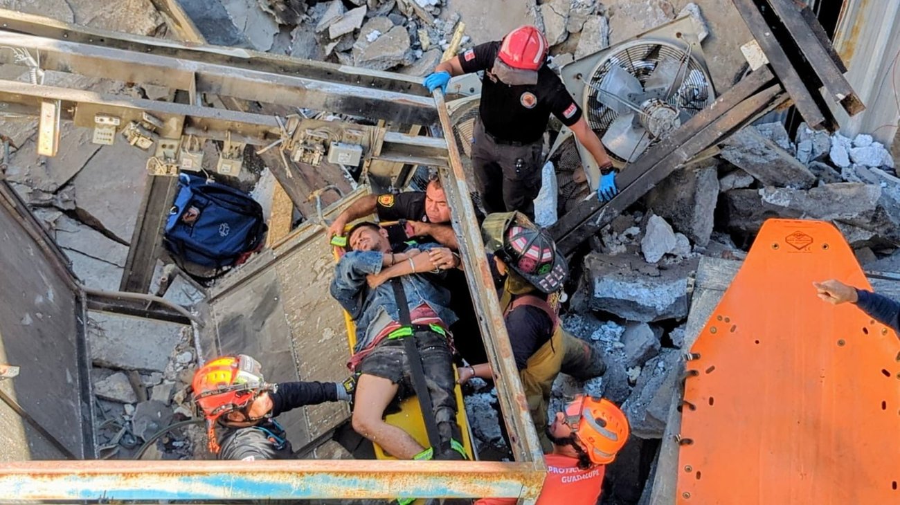 Hombres lesionados tras caerles losa en Guadalupe