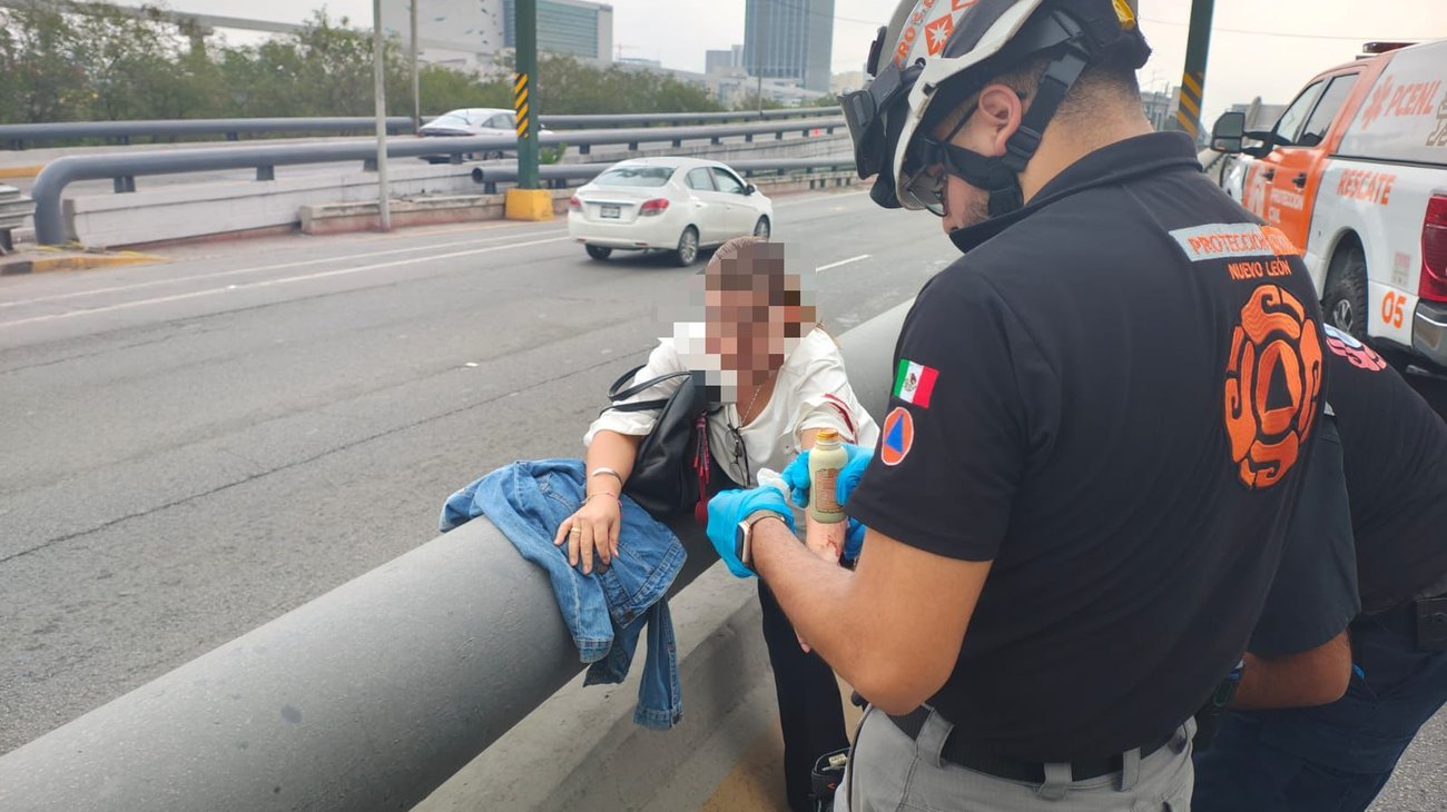 Mujer pierde el control de su auto y termina volcada en Monterrey