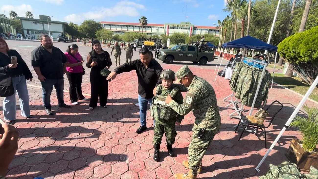 Niño con discapacidad vive experiencia de 'soldado por un día'