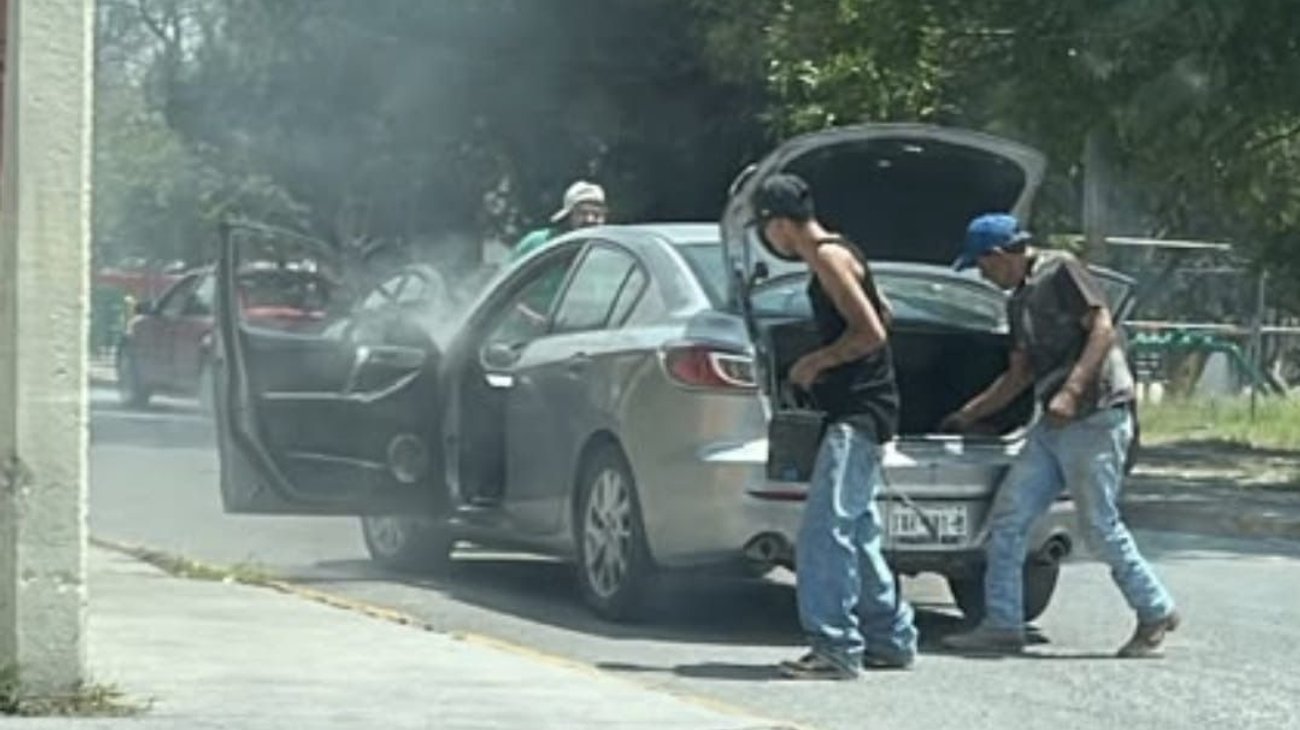 Se incendia automóvil frente al CETis 60 en Ramos Arizpe