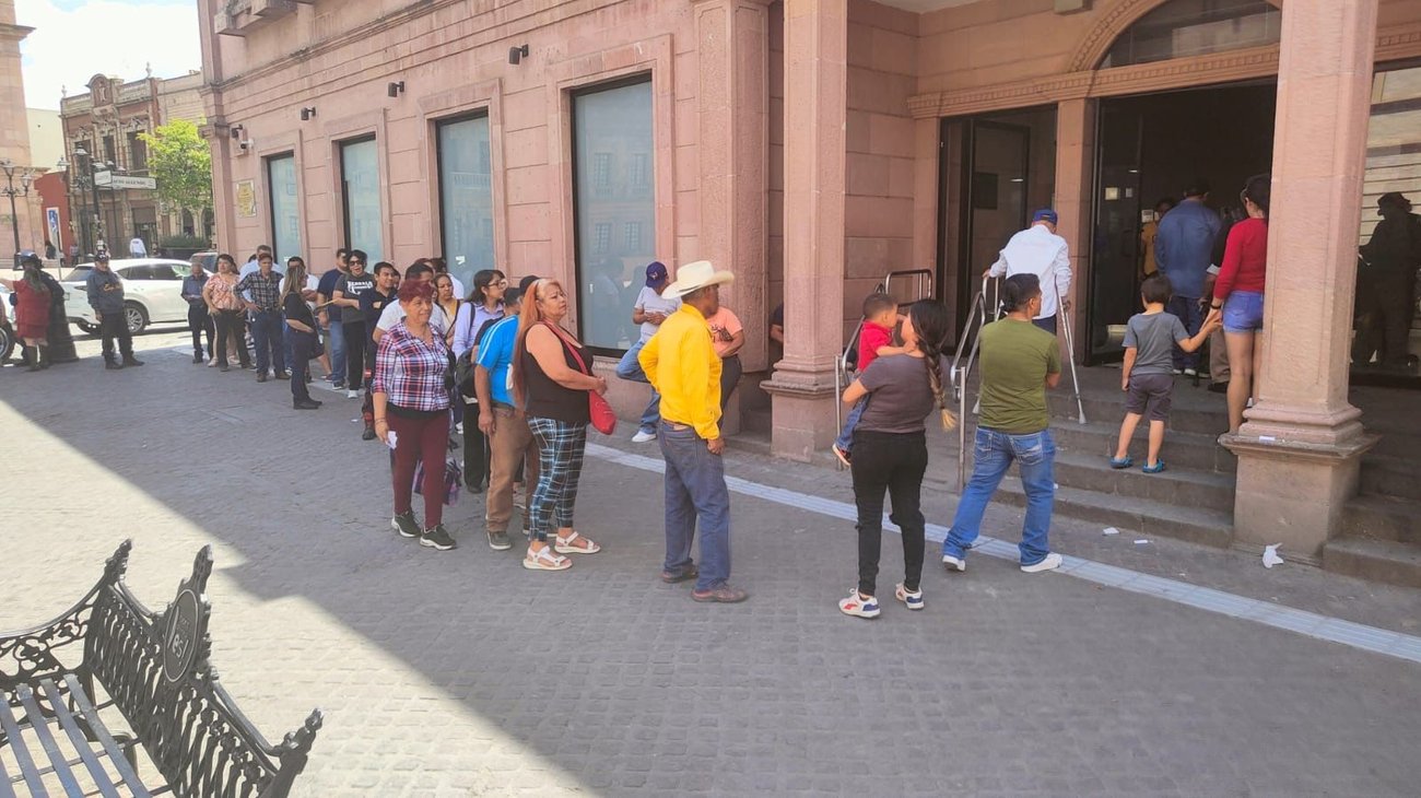 Usuarios saturan cajeros en Saltillo previo a cierre bancario
