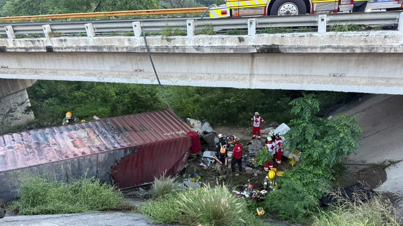 Tráiler se incendia y deja un lesionado grave en Montemorelos
