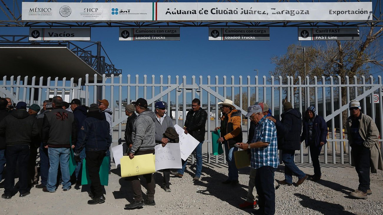 Exferrocarrileros bloquearon exportaciones hacia EUA