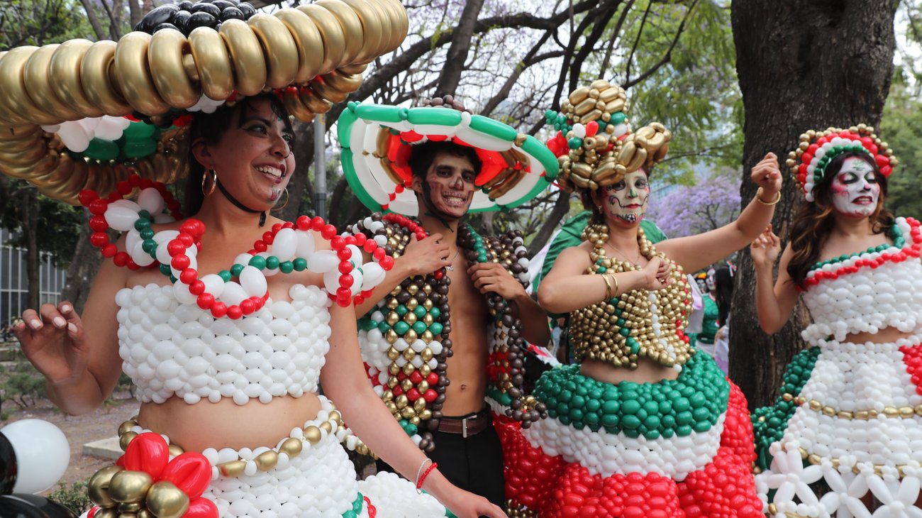 Catrinas toman Reforma en desfile previo al Mundial