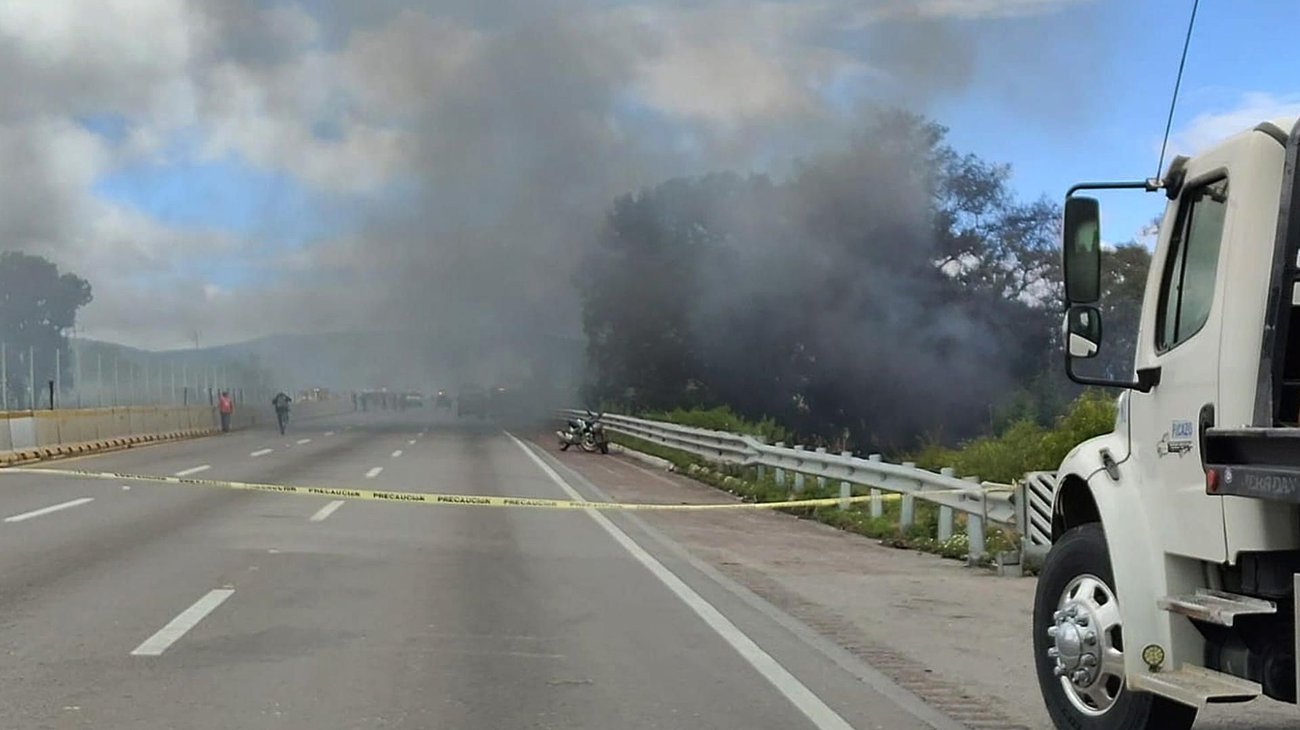 Tres heridos por explosión de camión con diésel en Puebla