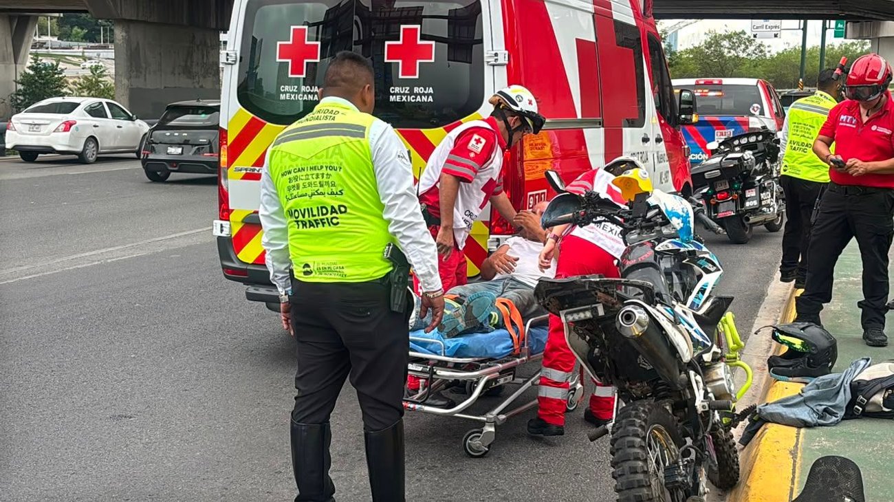 Motociclista choca contra un Tesla sobre Morones Prieto