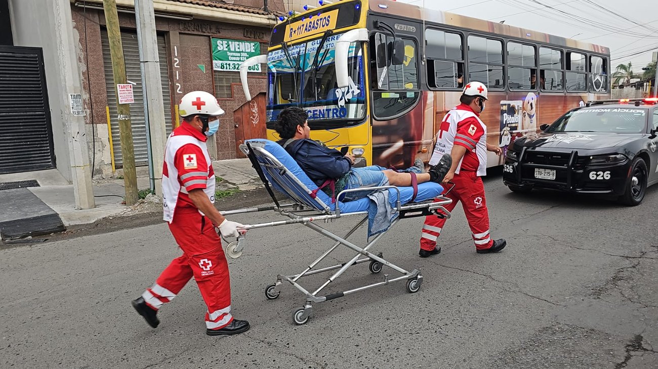 Motociclista resulta lesionado tras choque en centro de Monterrey