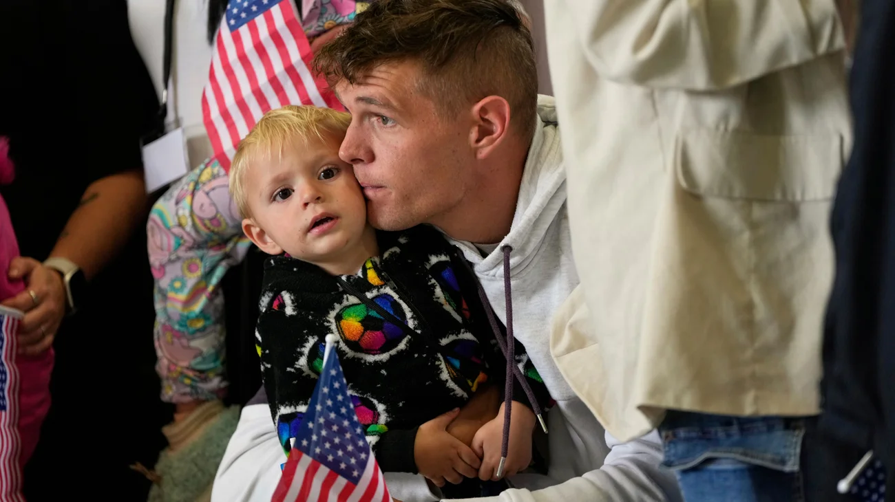 AP_25132724438351_e8a0ec70ec