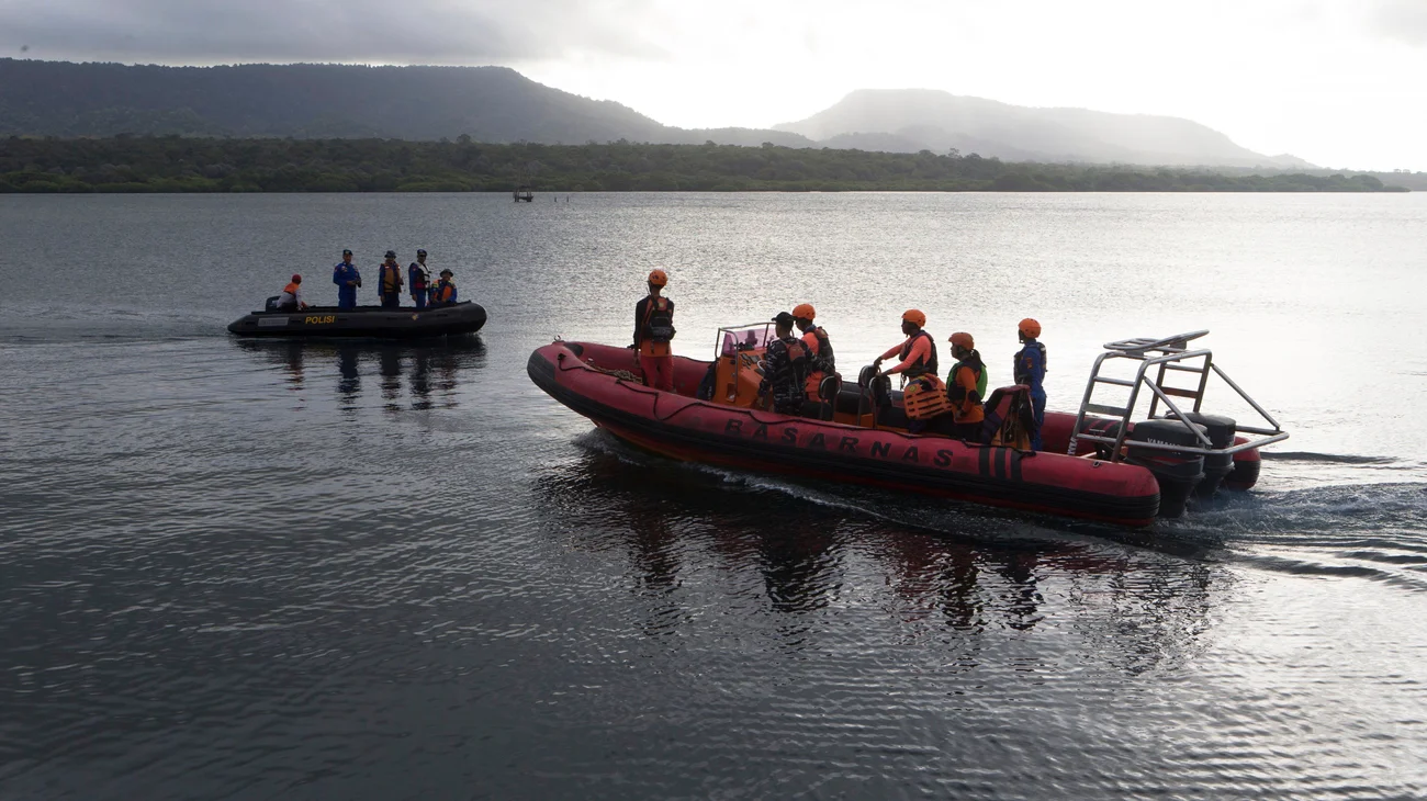 Intensifican búsqueda de desaparecidos del naufragio en Indonesia