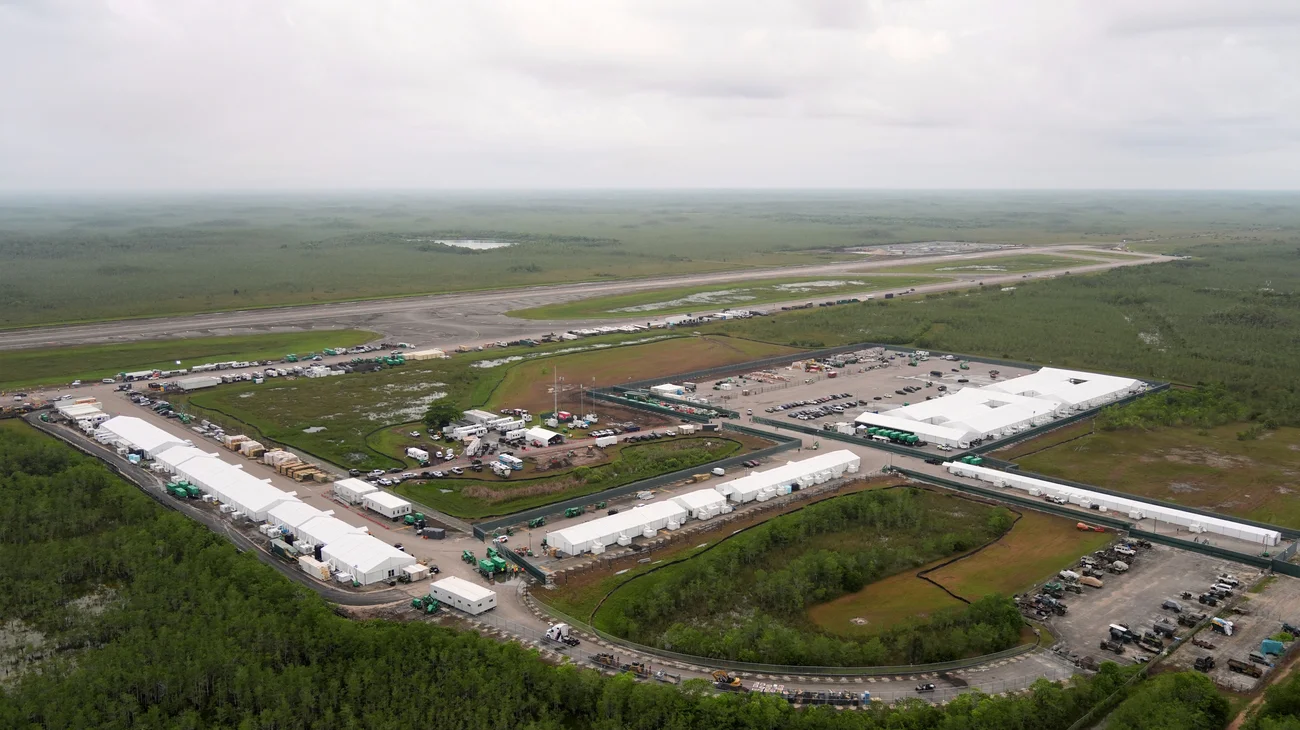 Visitan autoridades a mexicanos detenidos en 'Alligator Alcatraz'