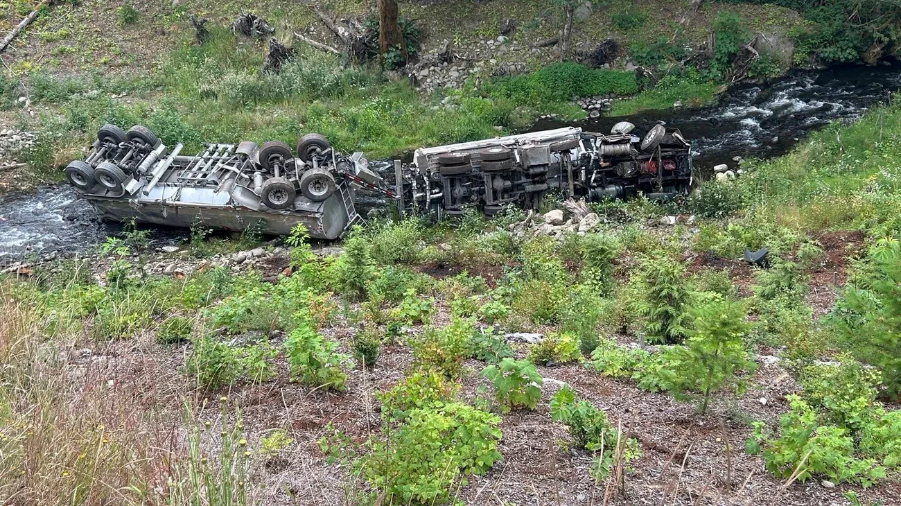 Buscan contener derrame de combustible en río en Washington