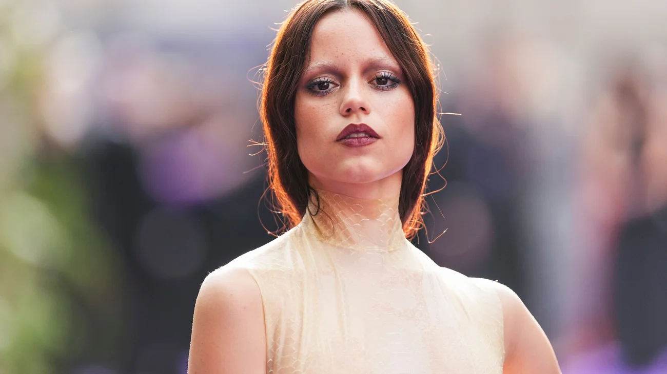 Jenna Ortega arrasa con look nude en la premiere de 'Merlina 2'