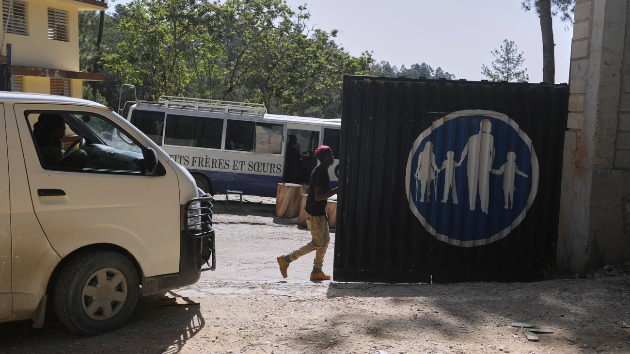 AP_25216756650444_ef296dab83