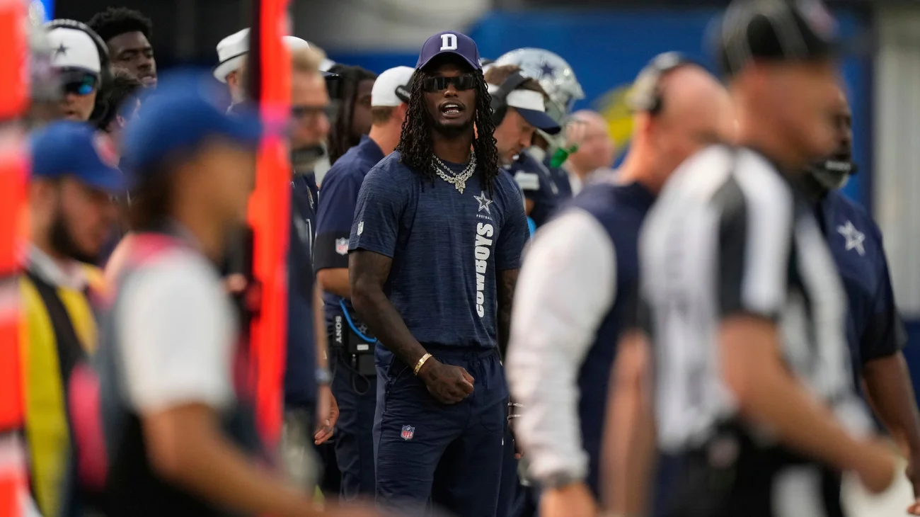 CeeDee Lamb recibe golpe de un árbitro mientras estaba en banda
