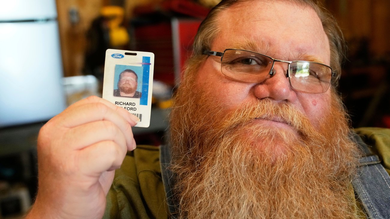 Billetera perdida hace 11 años aparece en motor de un auto