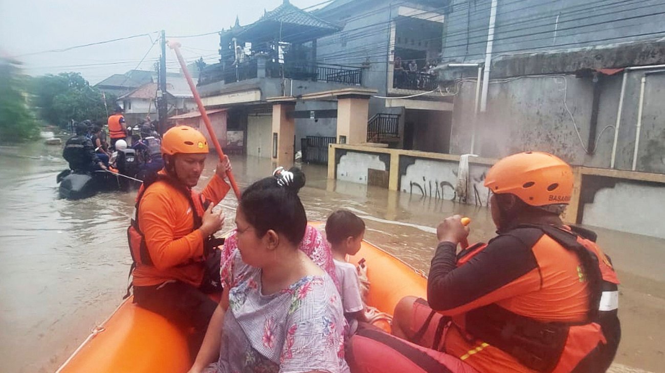 Inundaciones en Indonesia dejan 15 muertos y 6 desaparecidos