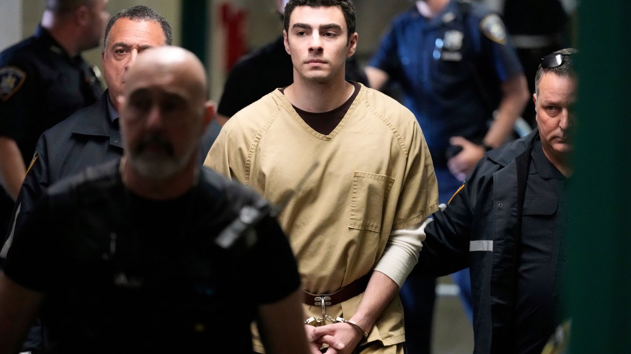 Defensa de Mangione pide retirar cargos de pena de muerte