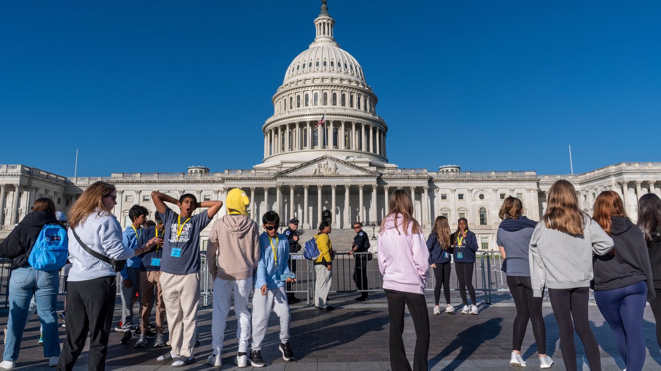 Juez bloquea despidos de Trump por cierre de gobierno 