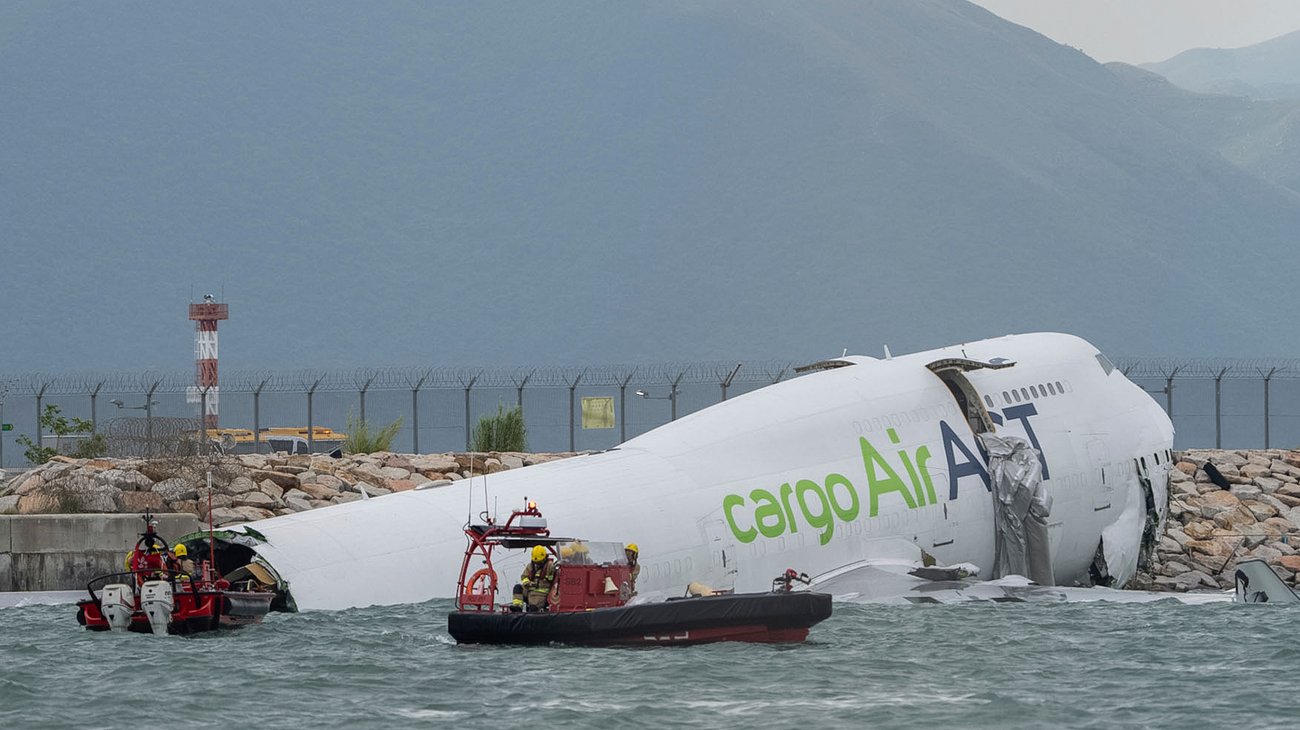 Derrapa avión de carga en Hong Kong y cae al mar; hay dos muertos