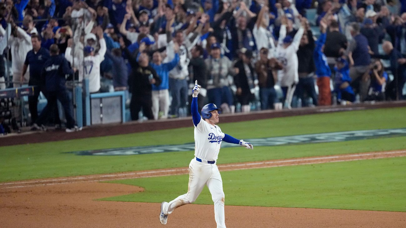 Dodgers vencen a Toronto en juego tres de la Serie Mundial