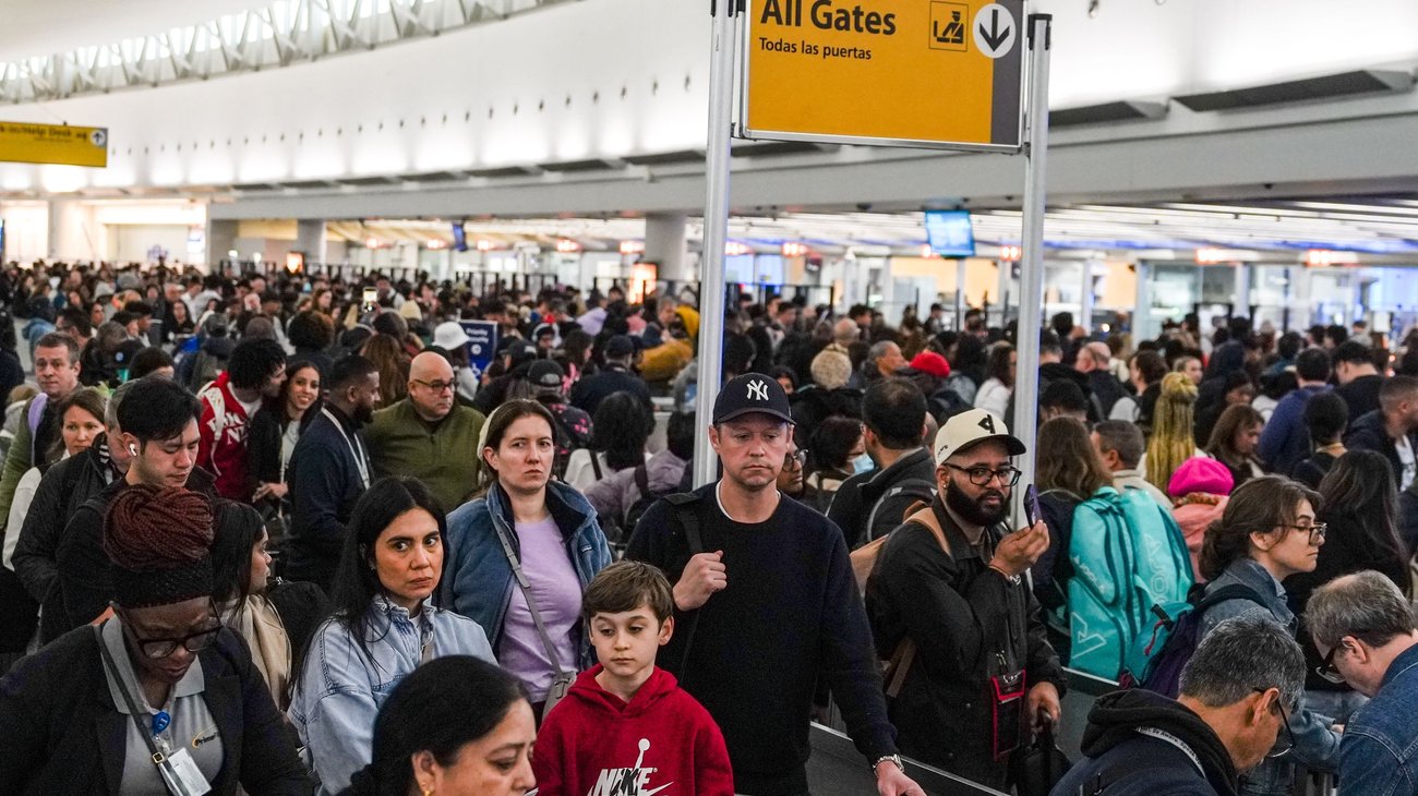 Agentes federales de inmigración vistos en aeropuerto de Atlanta
