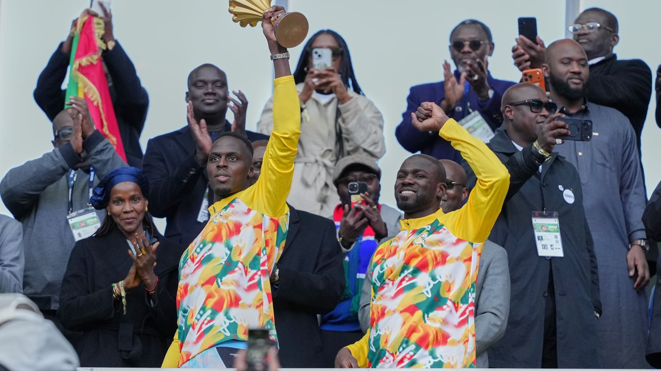 Senegal celebra título revocado de la CAF en Francia