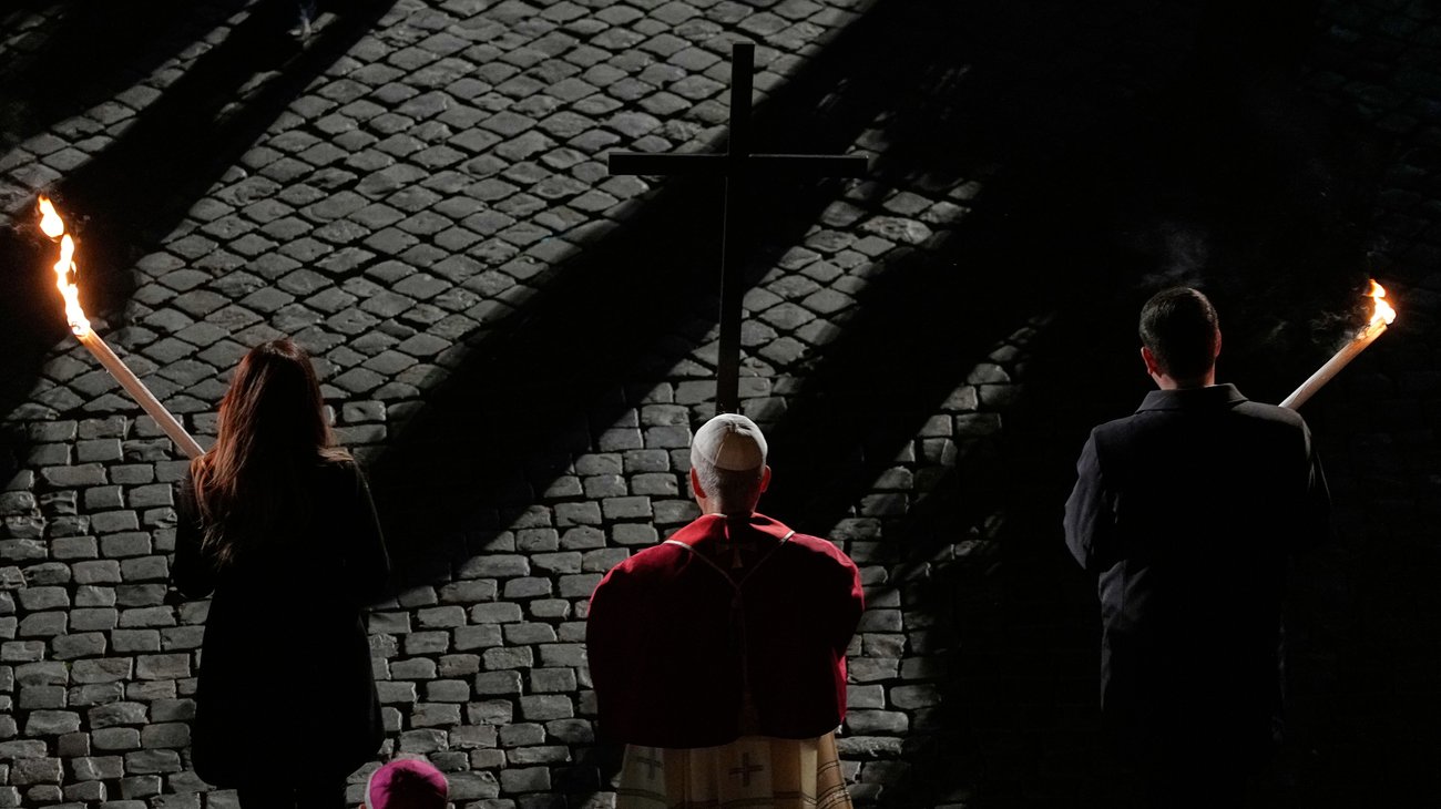 Papa León XIV protagoniza histórico Vía Crucis en Roma