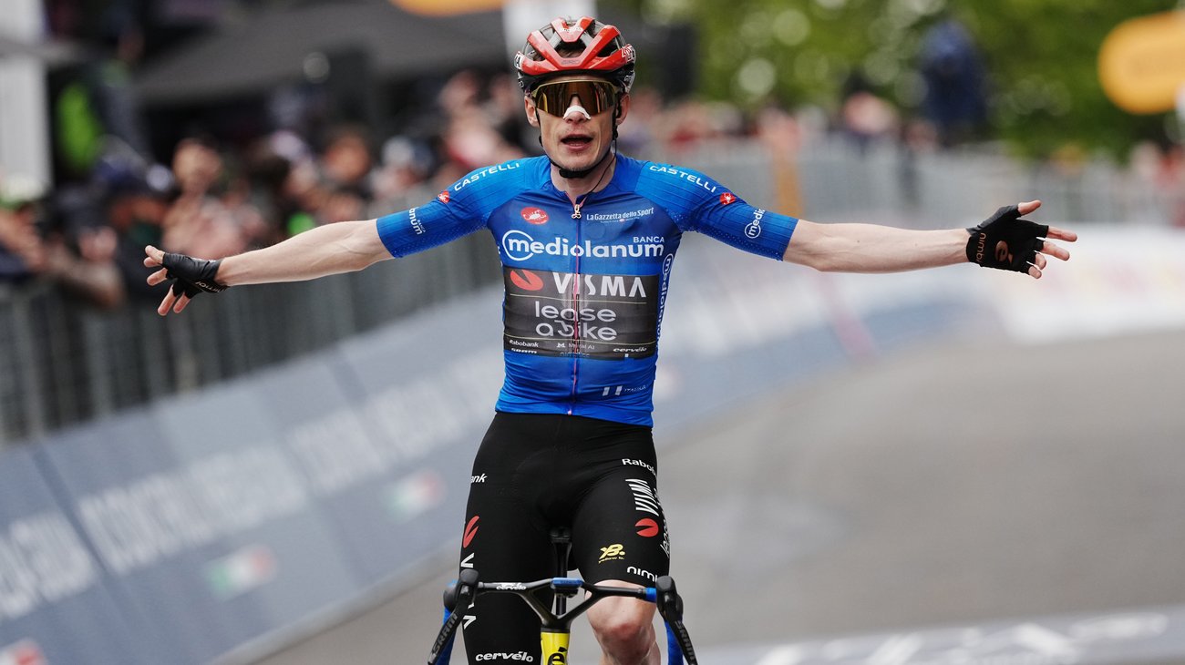 Vingegaard vuelve a golpear en el Giro y acecha a Eulálio